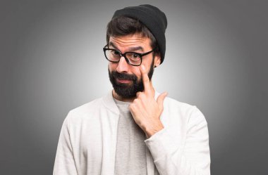 Bir şey gri arka plan üzerinde gösterilen hipster adam