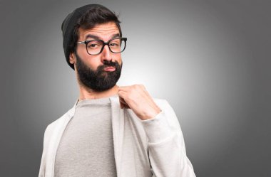 Hipster adam gri arka plan üzerinde kendisiyle gurur