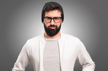 Üzgün hipster adam gri arka plan üzerinde