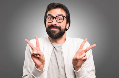 Hipster adam yapma zafer jest gri arka plan üzerinde