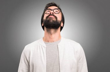 Gri arka plan üzerinde görünen hipster adam