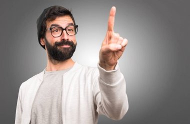 Gri arka plan şeffaf ekranda dokunmadan hipster adam