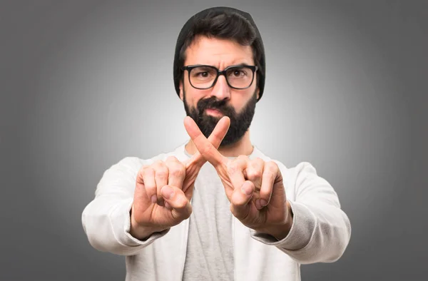 Hipster man gör ingen gest på grå bakgrund — Stockfoto