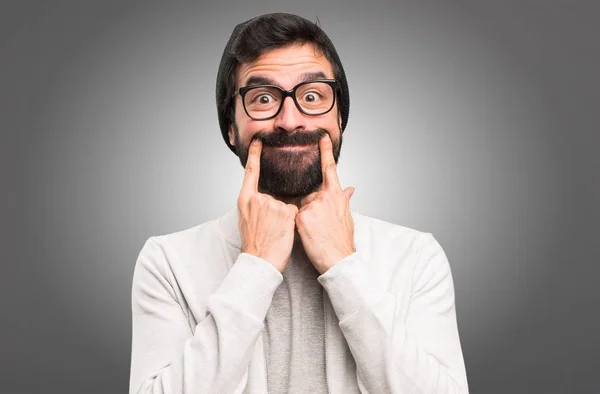 Glücklicher Hipster-Mann auf grauem Hintergrund — Stockfoto