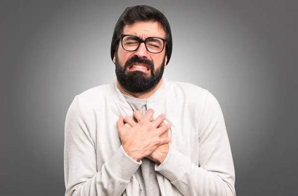 Hipster homme avec douleur cardiaque sur fond gris — Photo