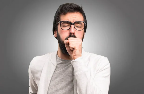 Hipster hombre tosiendo mucho sobre fondo gris —  Fotos de Stock