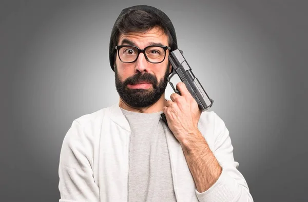 Hipster-Mann mit Selbstmord vor grauem Hintergrund — Stockfoto