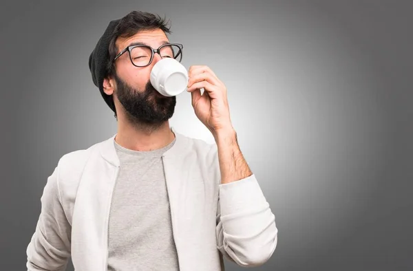 Bokovky muž držící šálek kávy na šedém pozadí — Stock fotografie