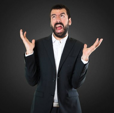 Siyah arka plan üzerine sinirli yakışıklı işadamı