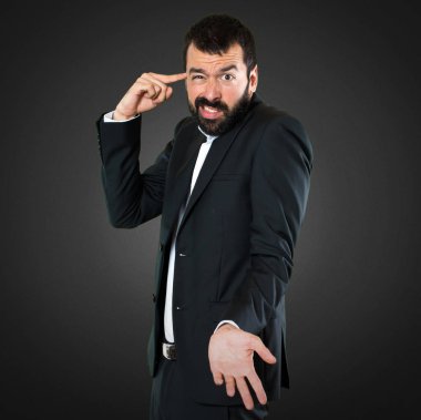 Yakışıklı işadamı siyah arka plan üzerine deli jest yapma