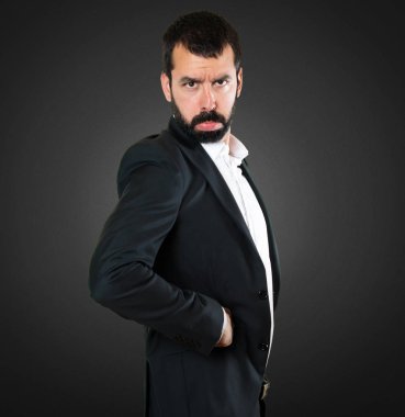 Siyah arka plan üzerinde üzgün yakışıklı işadamı
