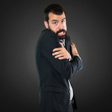 Siyah arka plan üzerine buz gibi yakışıklı işadamı