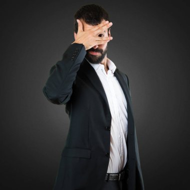 Yakışıklı işadamı yüzü siyah arka plan üzerine kaplama