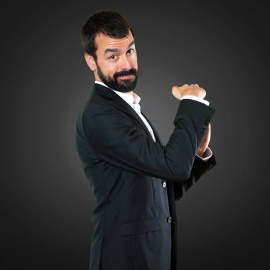 Yakışıklı işadamı yapım zaman aşımı jest siyah arka plan üzerine