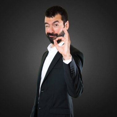 Yakışıklı işadamı Tamam siyah arka plan üzerine kayıt yapma