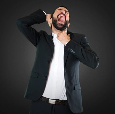 Yakışıklı işadamı siyah arka plan üzerine esneme