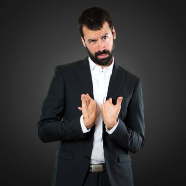 Yakışıklı işadamı yapım sürpriz jest siyah arka plan üzerine