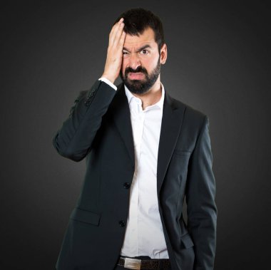 Siyah arka plan üzerinde yorgun yakışıklı işadamı