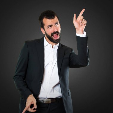 Yakışıklı işadamı siyah arka planda dans