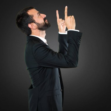 Yakışıklı işadamı siyah arka plan üzerine yukarı dönük