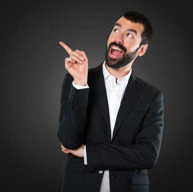 Yakışıklı işadamı siyah arka plan üzerine düşünme