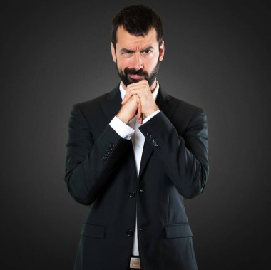 Yakışıklı işadamı siyah arka plan üzerine mücadele