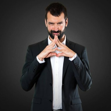 Yakışıklı işadamı siyah arka plan üzerine düşünme