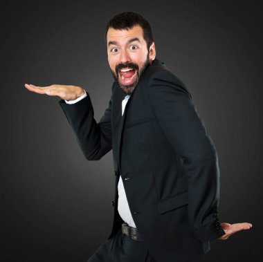 Yakışıklı işadamı siyah arka planda dans