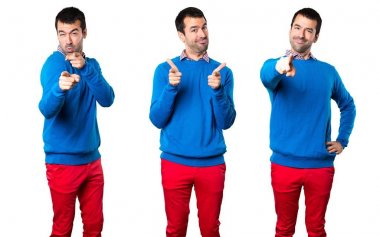 Yakışıklı genç adam önüne işaret kümesi