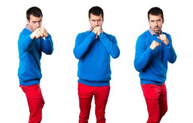 Yakışıklı genç adam kavga kümesi