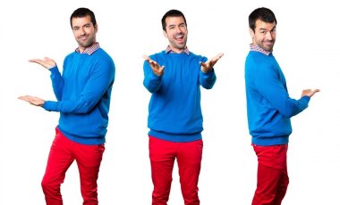 Yakışıklı genç adam bir şey sunmak kümesi