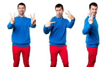 Zafer jest yapma yakışıklı genç kümesi