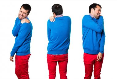 Yakışıklı genç adam omuz ağrısı ile kümesi