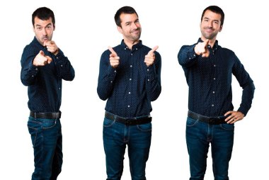 Yakışıklı adam önüne işaret kümesi