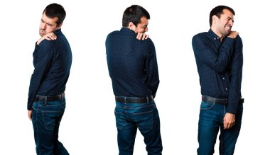 Yakışıklı adam omuz ağrısı ile kümesi