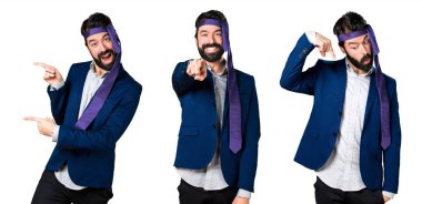 Ön, yan ve aşağı işaret eden çılgın ve sarhoş işadamı