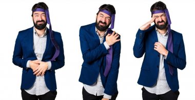 Çılgın ve sarhoş işadamı omuz ağrısı, karın ağrısı ve baş ağrısı ile