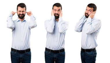 Kulakları kapsayan sakallı yakışıklı adam kümesi