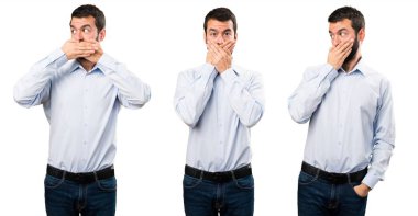 Ağzını kapsayan sakallı yakışıklı adam kümesi