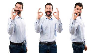 Ok işareti yapma sakallı yakışıklı adam kümesi