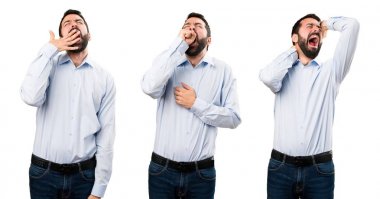 Sakal esneme ile yakışıklı adam kümesi