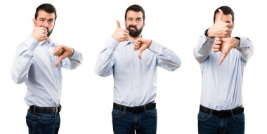 İyi-kötü işaret yapma sakallı yakışıklı adam kümesi