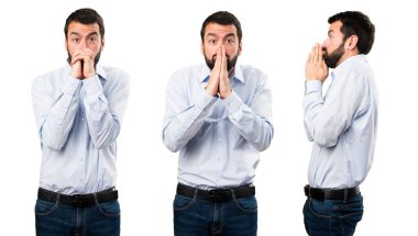 Yalvaran sakallı yakışıklı adam kümesi