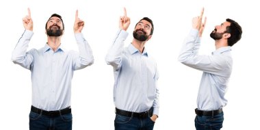 Yukarı dönük sakallı yakışıklı adam kümesi