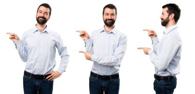 Lateral için işaret eden sakallı yakışıklı adam kümesi