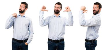 Kendisiyle gurur sakallı yakışıklı adam kümesi