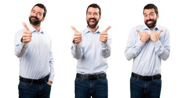 Başparmak ile sakallı yakışıklı adamın ayarla