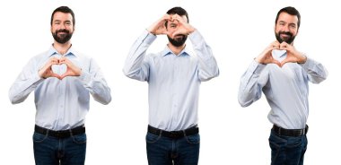 Elleri ile bir kalp yapma sakallı yakışıklı adam ayarla