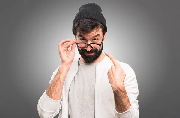 Hipster man with glasses on grey background — 스톡 사진