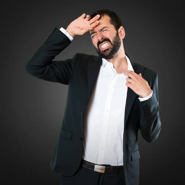 Bonito homem de negócios com febre no fundo preto — Fotografia de Stock